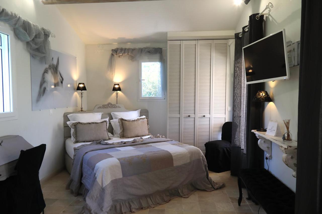 Maison D'Hotes "Les Ecuries Du Mas" Guest House Lamanon Εξωτερικό φωτογραφία