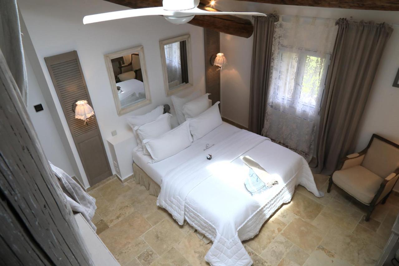 Maison D'Hotes "Les Ecuries Du Mas" Guest House Lamanon Εξωτερικό φωτογραφία