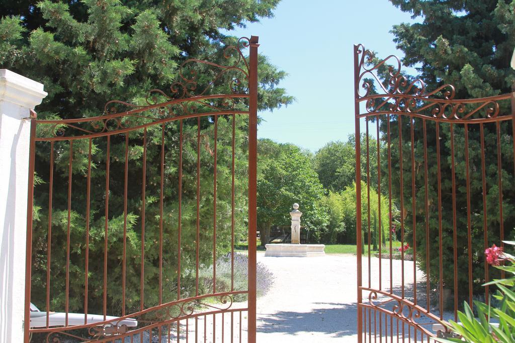 Maison D'Hotes "Les Ecuries Du Mas" Guest House Lamanon Εξωτερικό φωτογραφία